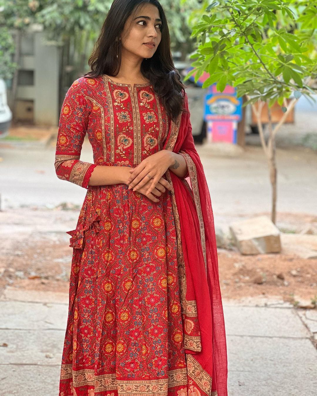 Featuring beautiful Heavy Suit Set which is beautifully decorated with intricate hand embroidery, Zari weaving and prints.(WARED259)
