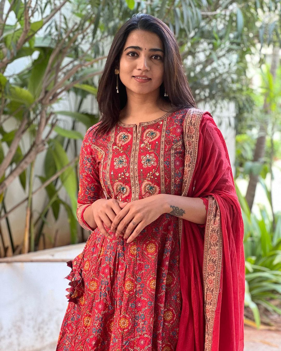 Featuring beautiful Heavy Suit Set which is beautifully decorated with intricate hand embroidery, Zari weaving and prints.(WARED259)