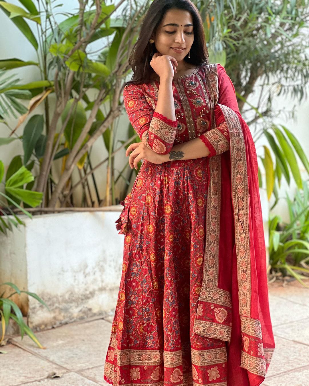 Featuring beautiful Heavy Suit Set which is beautifully decorated with intricate hand embroidery, Zari weaving and prints.(WARED259)