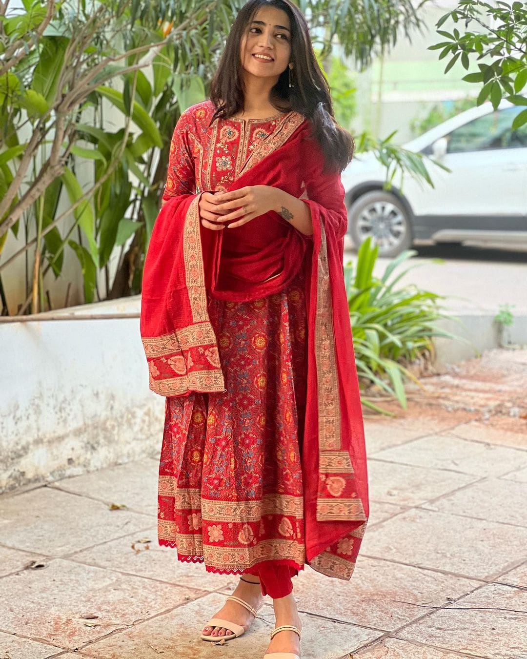 Featuring beautiful Heavy Suit Set which is beautifully decorated with intricate hand embroidery, Zari weaving and prints.(WARED259)