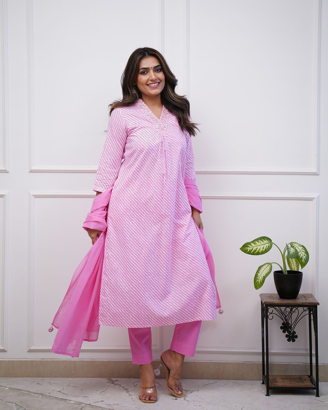 Featuring beautiful Heavy 3pcs Suit which is beautifully decorated with intricate hand embroidery & jari waving. It is paired with matching pants and Lace Dupatta.(WARED299)