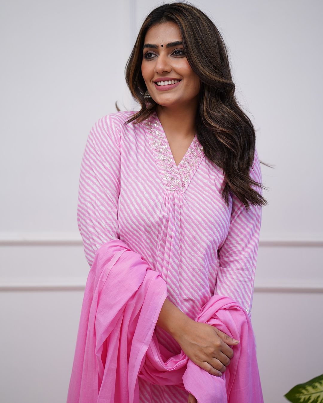 Featuring beautiful Heavy 3pcs Suit which is beautifully decorated with intricate hand embroidery & jari waving. It is paired with matching pants and Lace Dupatta.(WARED299)