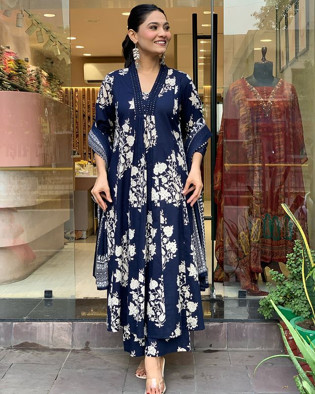 Enjoy your festival 🌞with our Very Beautiful 3ps Set For Anarkali suit 🪡(WARED203)