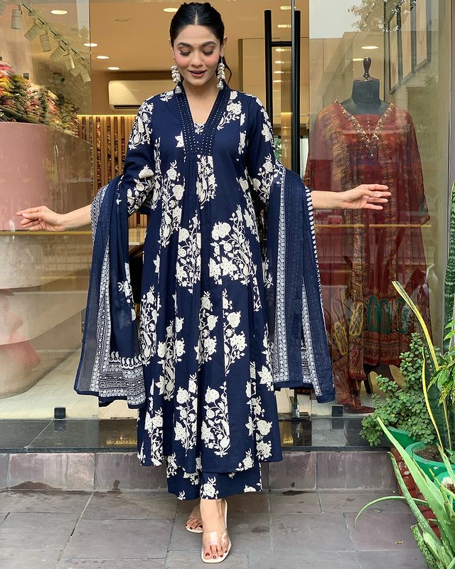 Enjoy your festival 🌞with our Very Beautiful 3ps Set For Anarkali suit 🪡(WARED203)