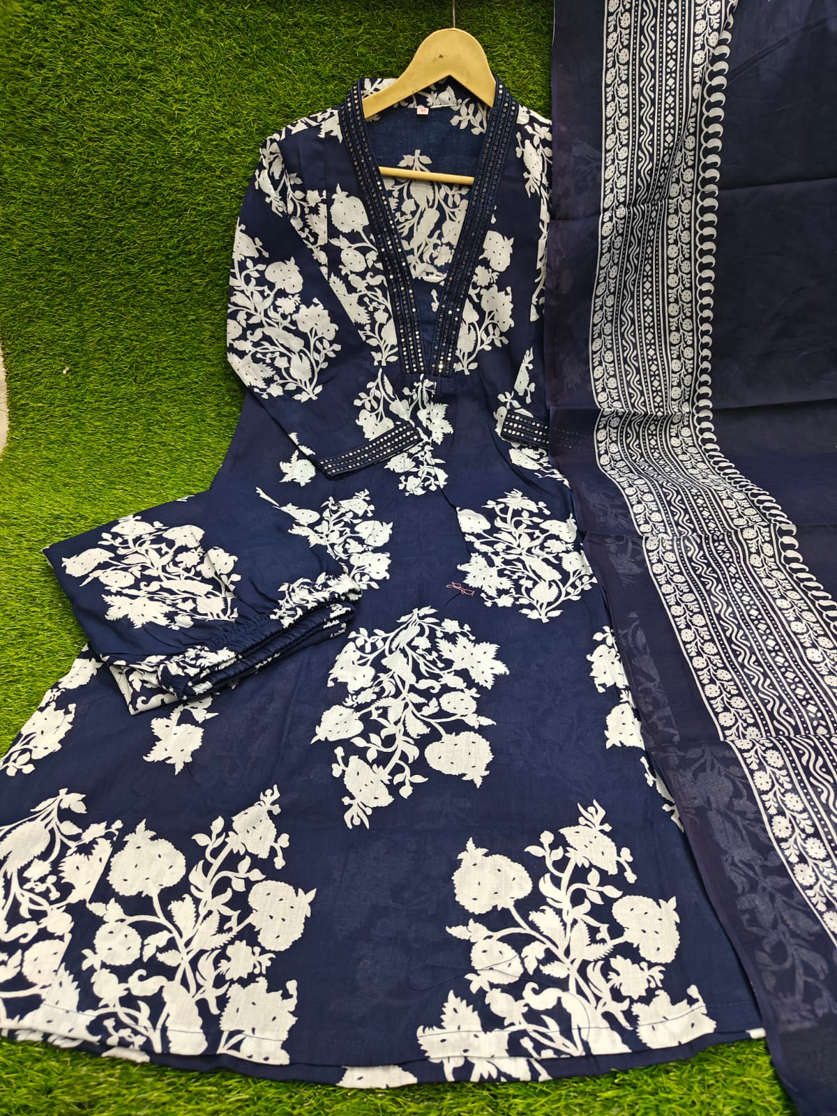 Enjoy your festival 🌞with our Very Beautiful 3ps Set For Anarkali suit 🪡(WARED203)