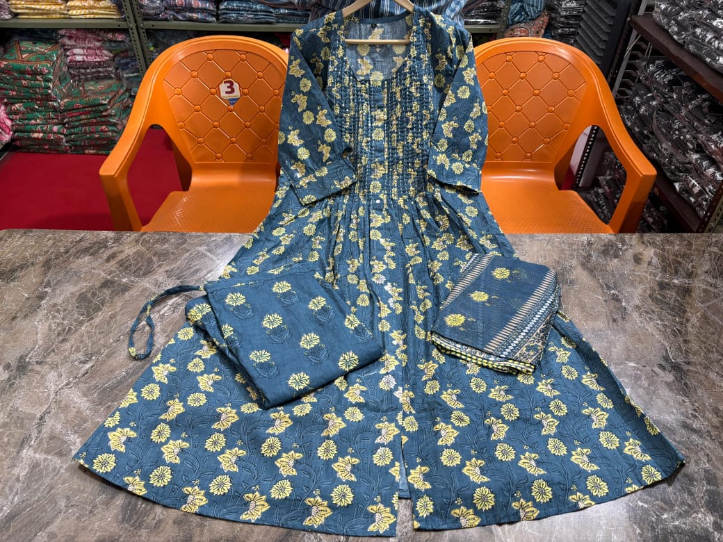 Look straight out of a dreamy movie set as you turn around and walk in this elegant flaired suit ! The perfect of traditional wear(WARED182)