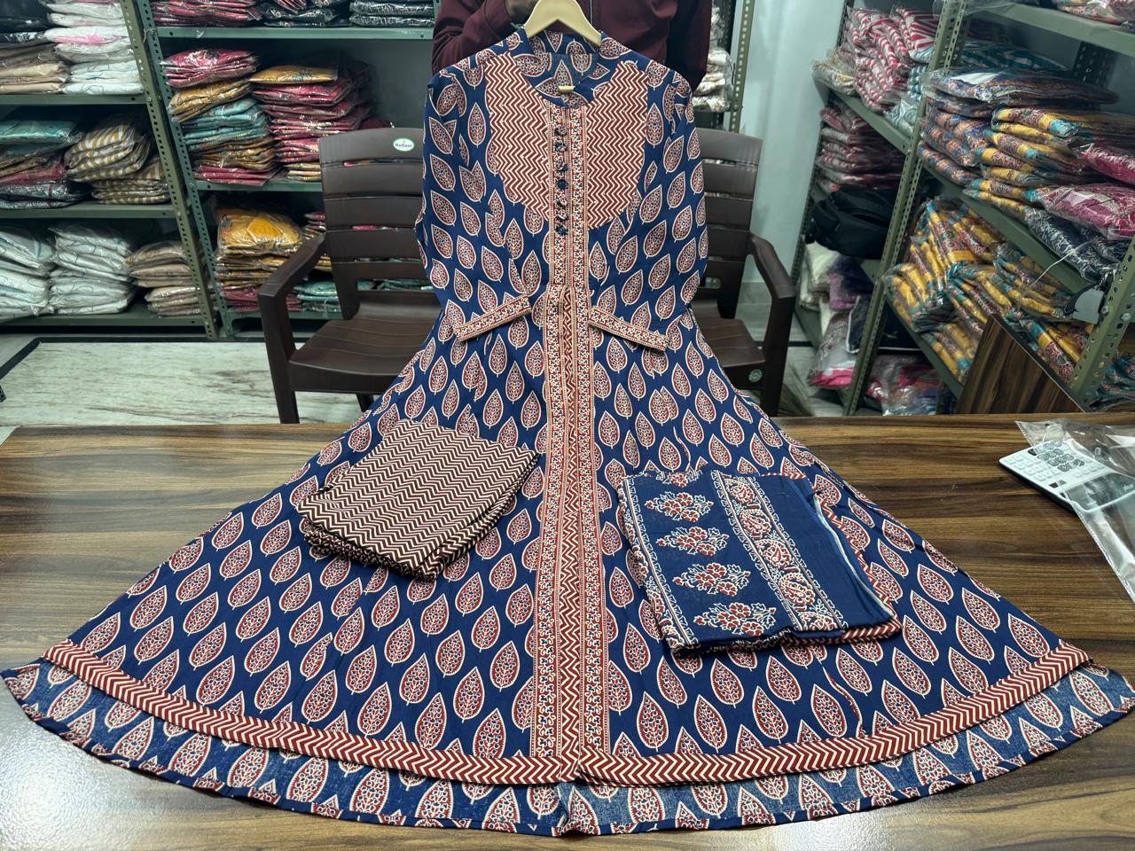 Look straight out of a dreamy movie set as you turn around and walk in this elegant flaired suit ! The perfect of traditional wear(WARED141)