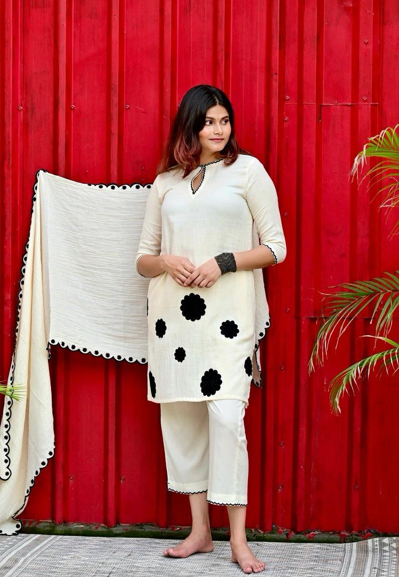 ♦️Off White Short Kurta With Inner Lining, Embroidered Floral Patchwork, Pants Dupatta(WARED154)
