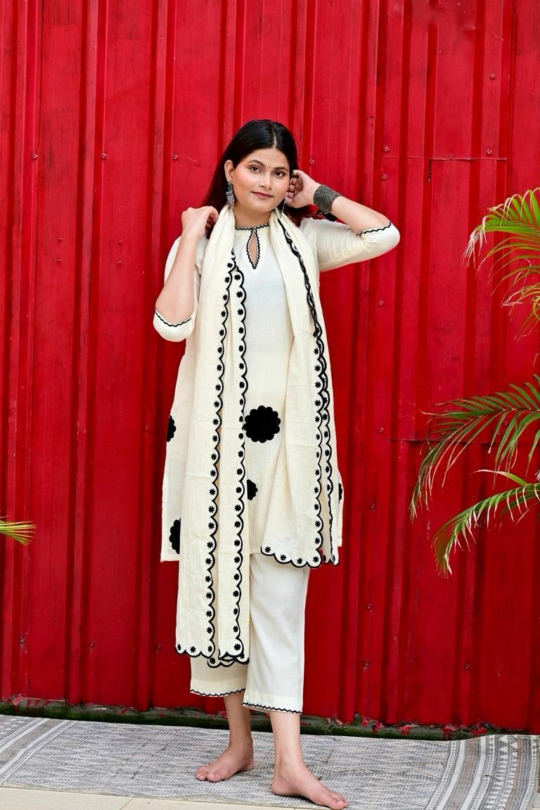 ♦️Off White Short Kurta With Inner Lining, Embroidered Floral Patchwork, Pants Dupatta(WARED154)
