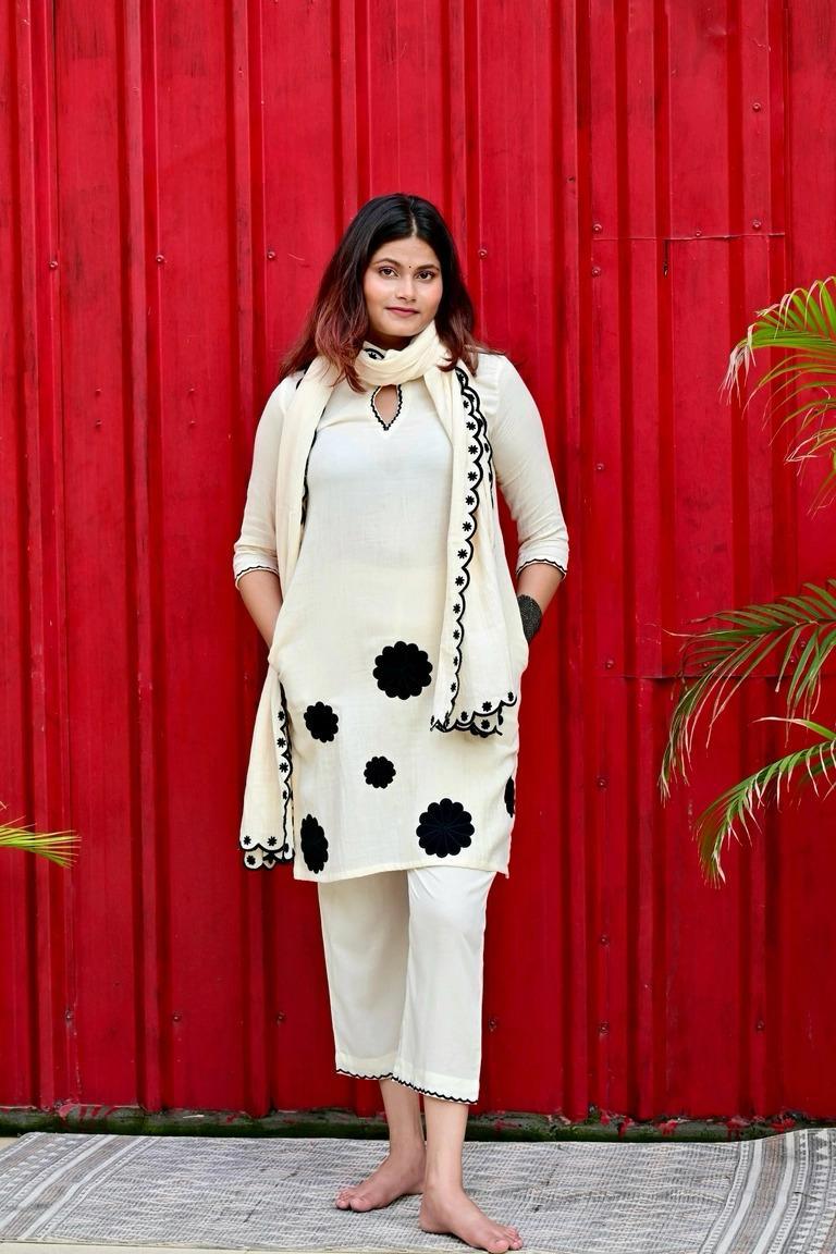 ♦️Off White Short Kurta With Inner Lining, Embroidered Floral Patchwork, Pants Dupatta(WARED154)