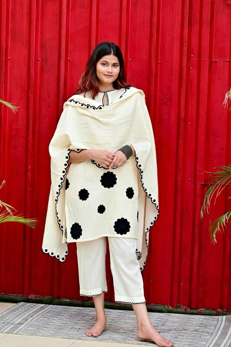♦️Off White Short Kurta With Inner Lining, Embroidered Floral Patchwork, Pants Dupatta(WARED154)