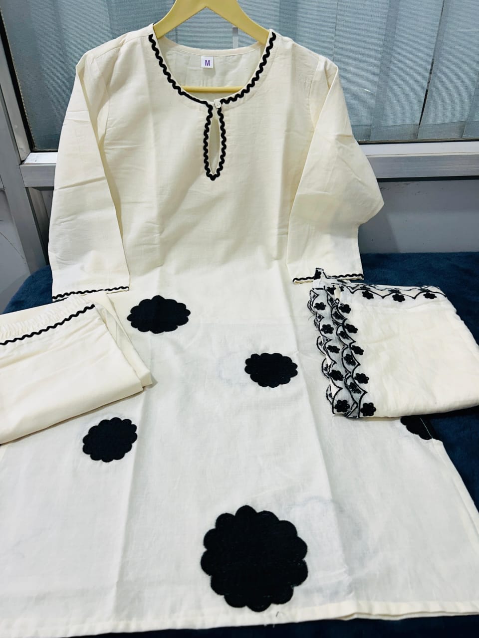 ♦️Off White Short Kurta With Inner Lining, Embroidered Floral Patchwork, Pants Dupatta(WARED154)