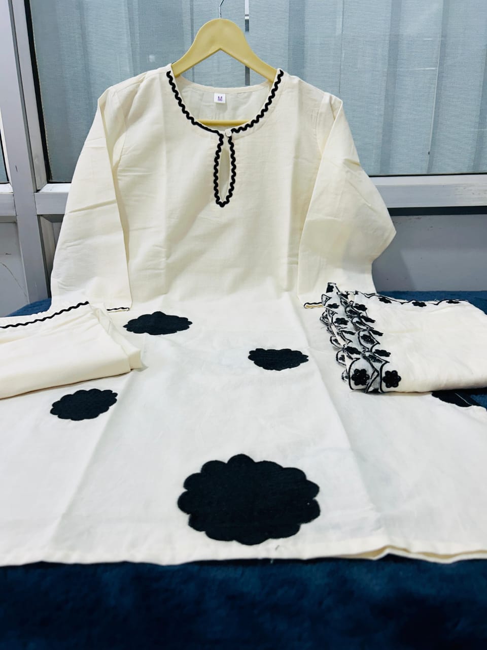 ♦️Off White Short Kurta With Inner Lining, Embroidered Floral Patchwork, Pants Dupatta(WARED154)