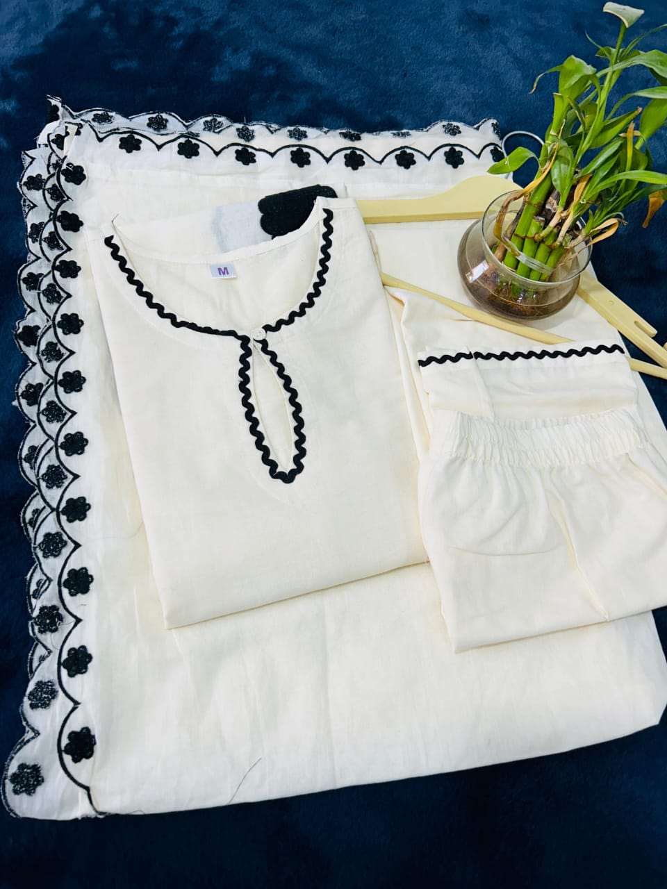 ♦️Off White Short Kurta With Inner Lining, Embroidered Floral Patchwork, Pants Dupatta(WARED154)