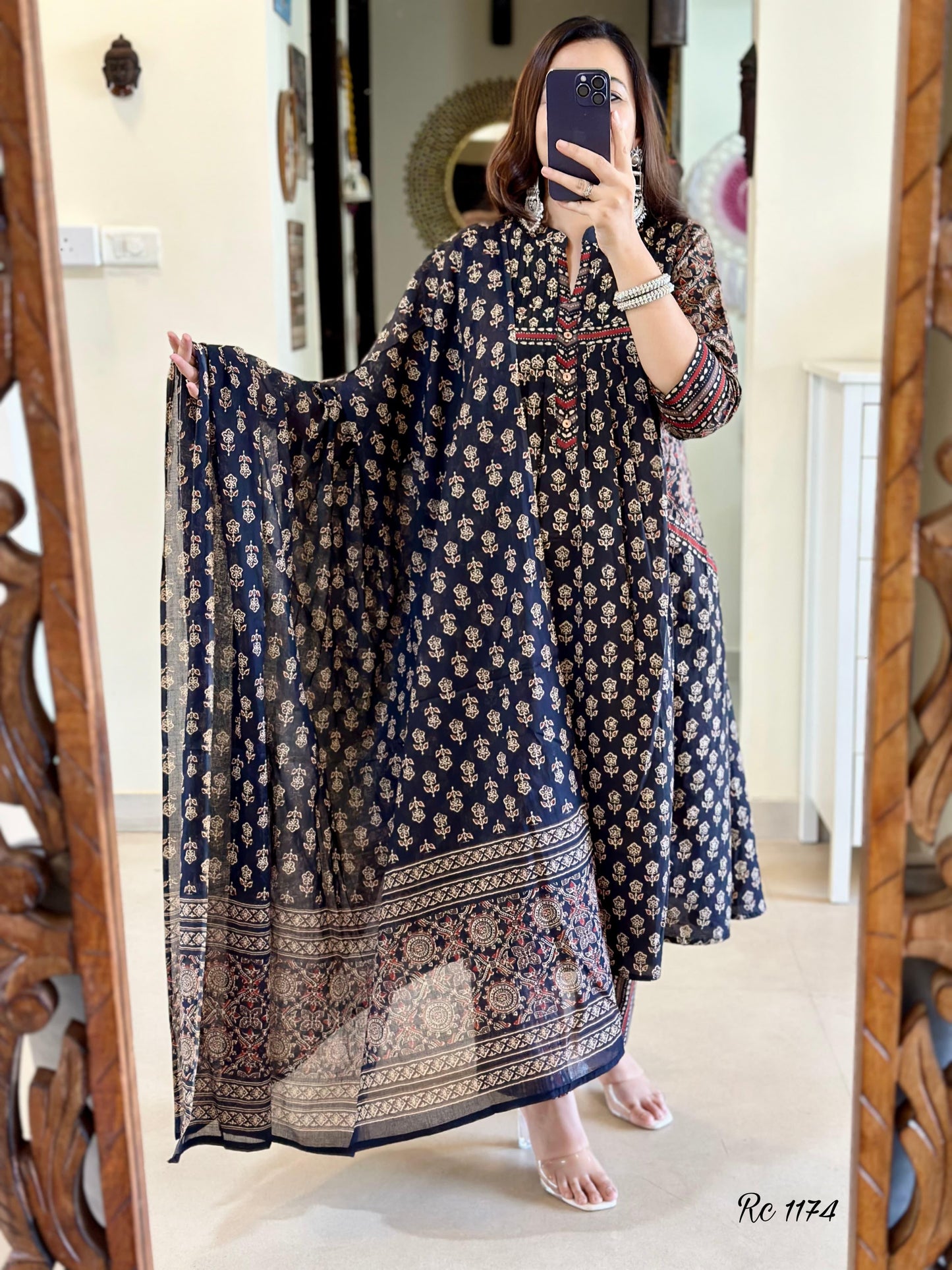 Look straight out of a dreamy movie set as you turn around and walk in this elegant flaired suit ! The perfect of traditional wear (WARED120)