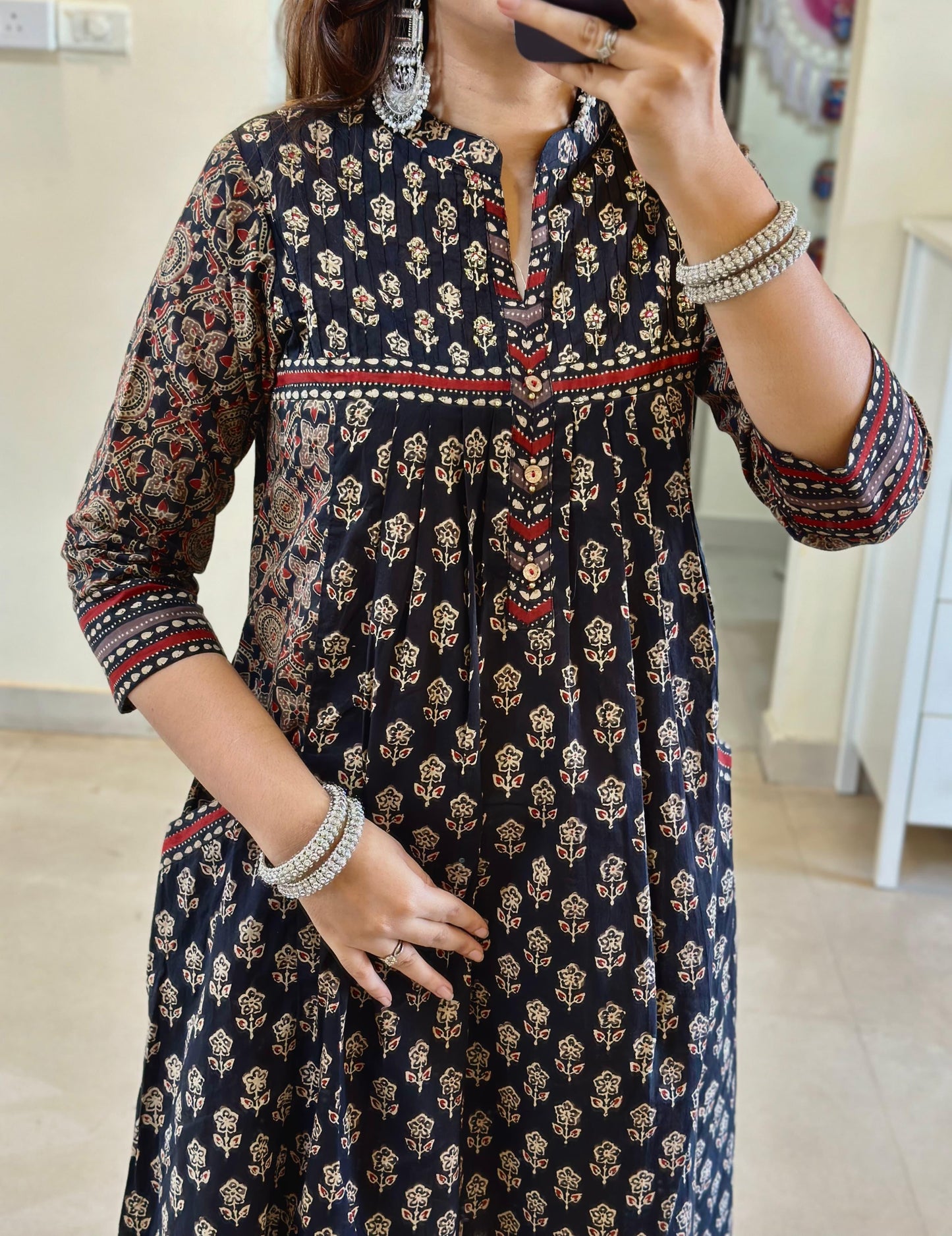 Look straight out of a dreamy movie set as you turn around and walk in this elegant flaired suit ! The perfect of traditional wear (WARED120)