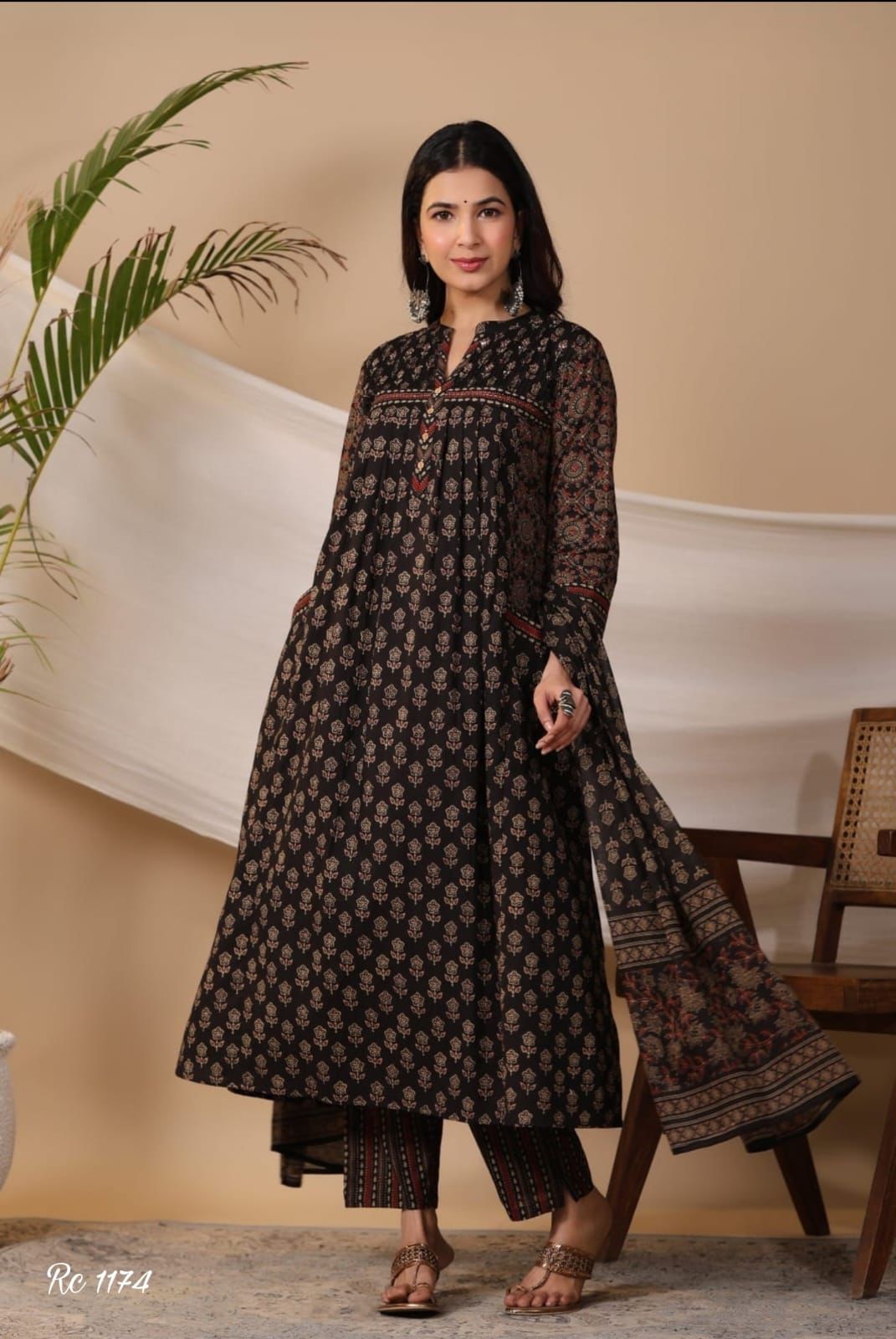 Look straight out of a dreamy movie set as you turn around and walk in this elegant flaired suit ! The perfect of traditional wear (WARED120)