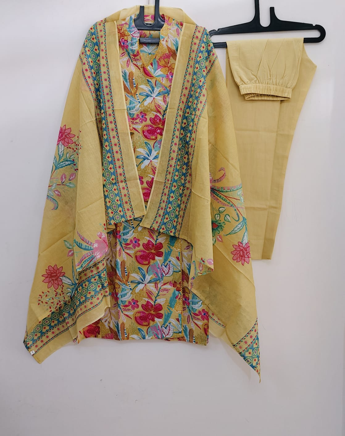 Featuring beautiful Heavy Suit Set which is beautifully decorated with handwork weaving and prints. It is paired with matching pants and dupatta. (WARED76)