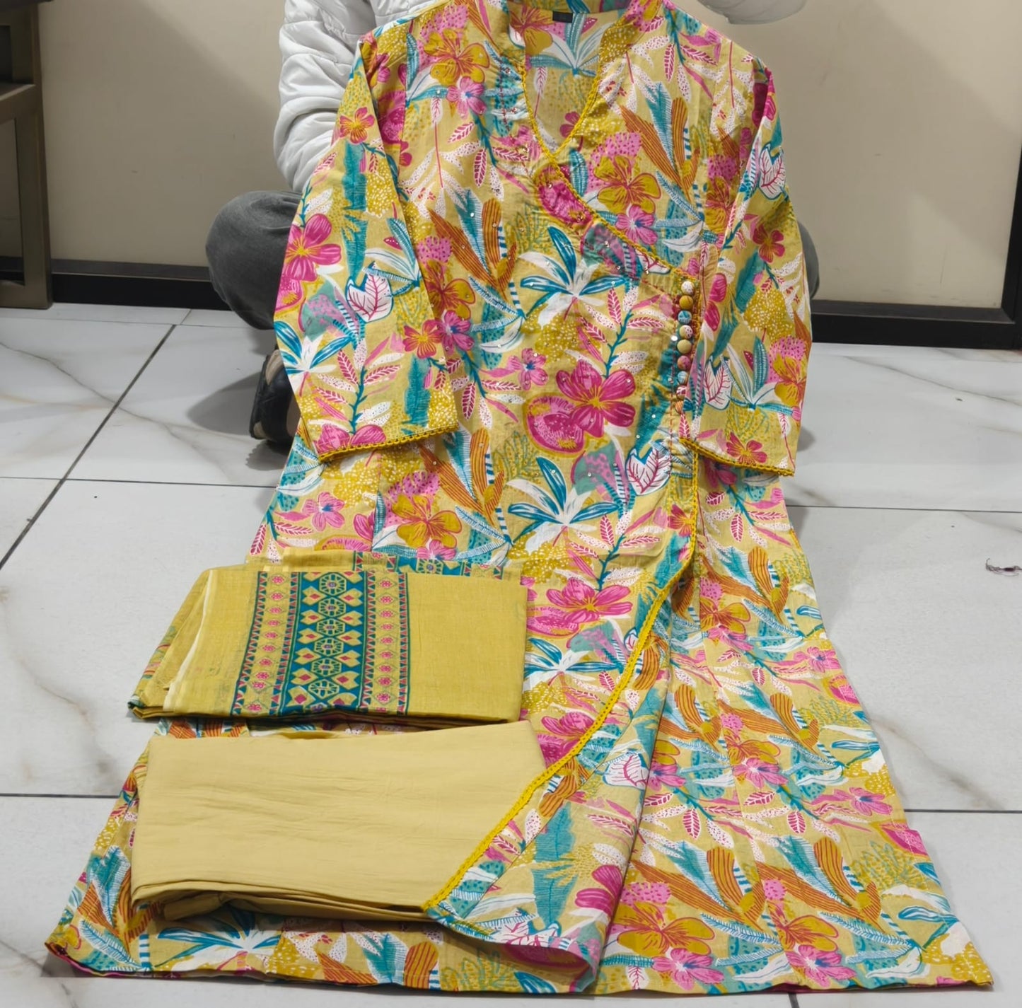 Featuring beautiful Heavy Suit Set which is beautifully decorated with handwork weaving and prints. It is paired with matching pants and dupatta. (WARED76)