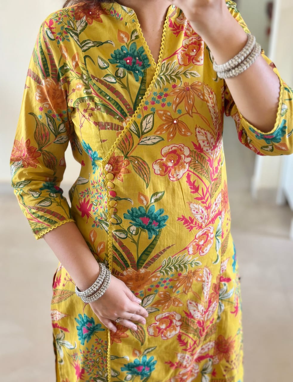 Featuring beautiful Heavy Suit Set which is beautifully decorated with handwork weaving and prints. It is paired with matching pants and dupatta. (WARED76)