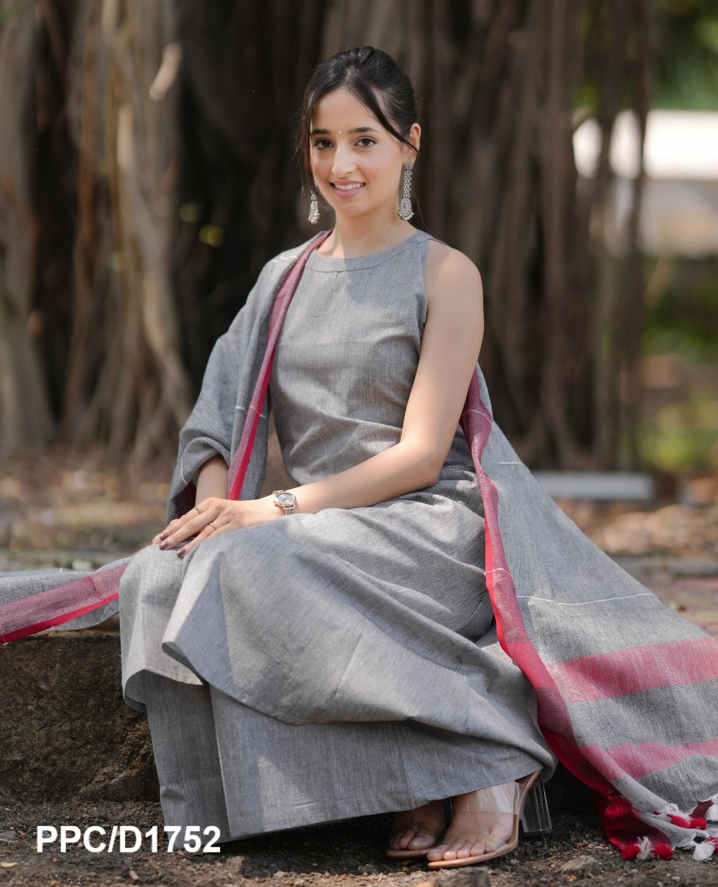 ELEVATE UR STYLE IN OUR CLASSY HAMDLOOM A LINE KURTI IN TRENDY HALTER NECK STYLE PAIRED WITH PURE LINEN DUPATTA PERFECT FOR ALL OCCASIONS (WARED111)