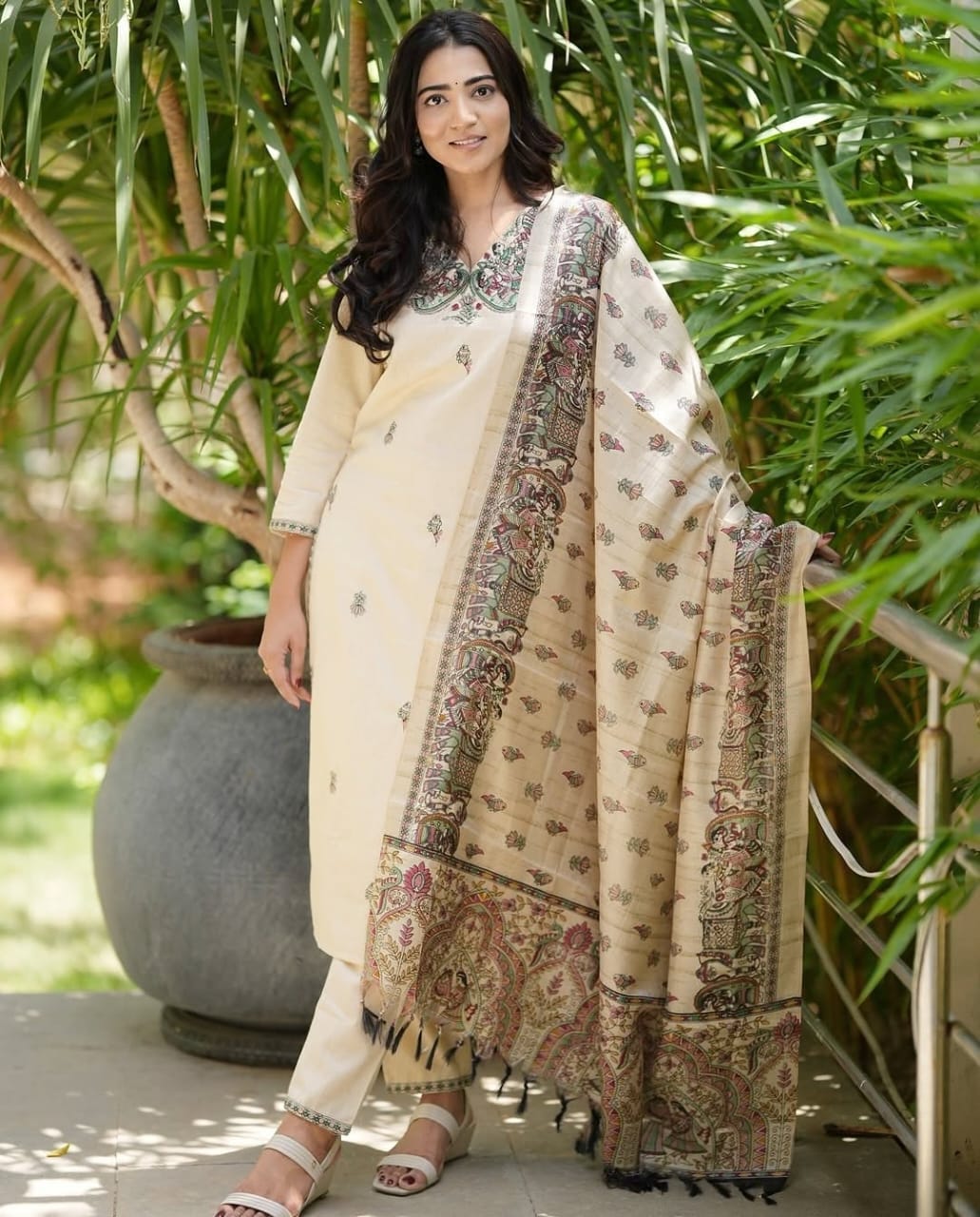 Look straight out of a dreMakes an enticing appearance at traditional events by wearing this handloom cotton kurta pant and khadi silk Dupatta set.(WARED72)