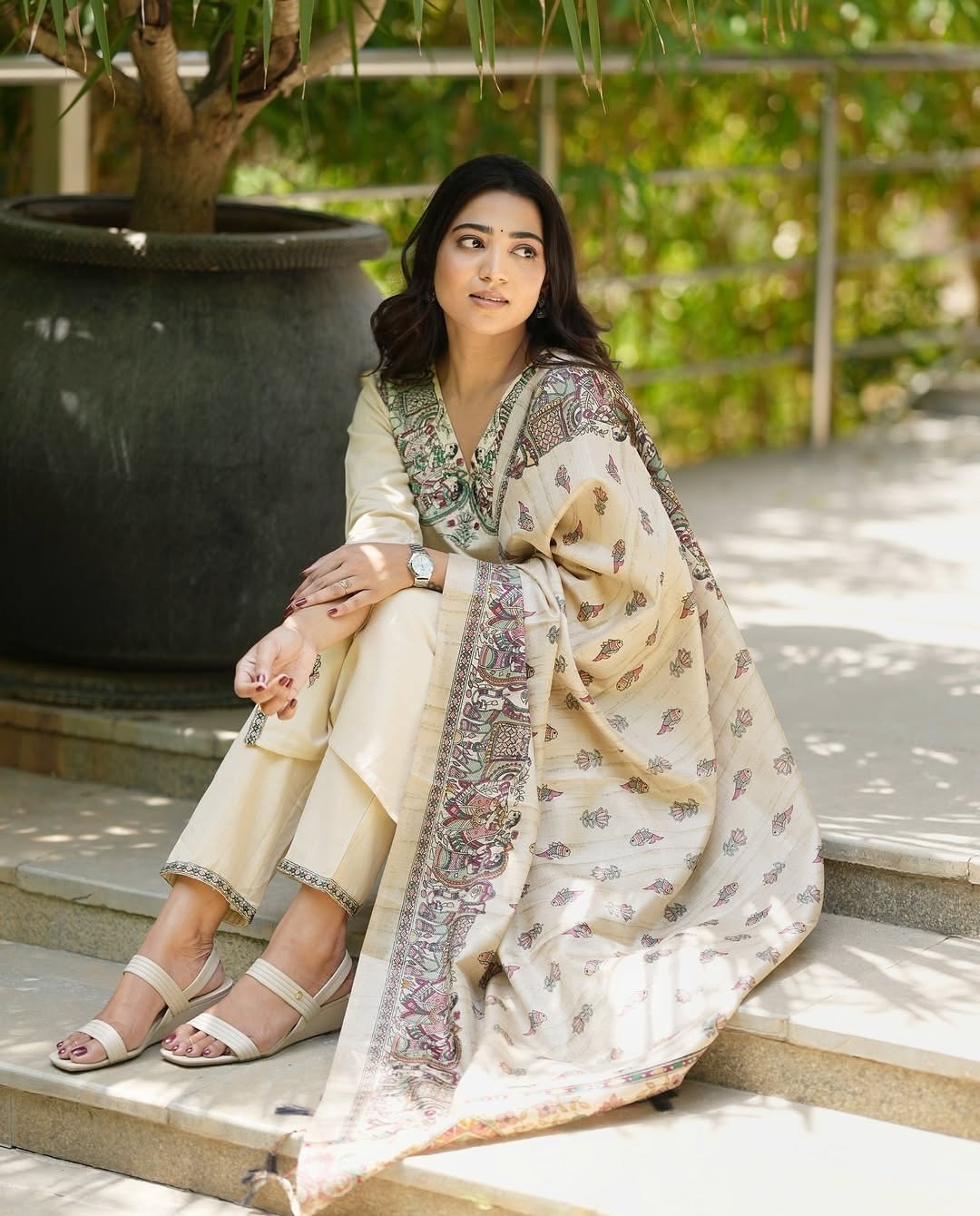 Look straight out of a dreMakes an enticing appearance at traditional events by wearing this handloom cotton kurta pant and khadi silk Dupatta set.(WARED72)