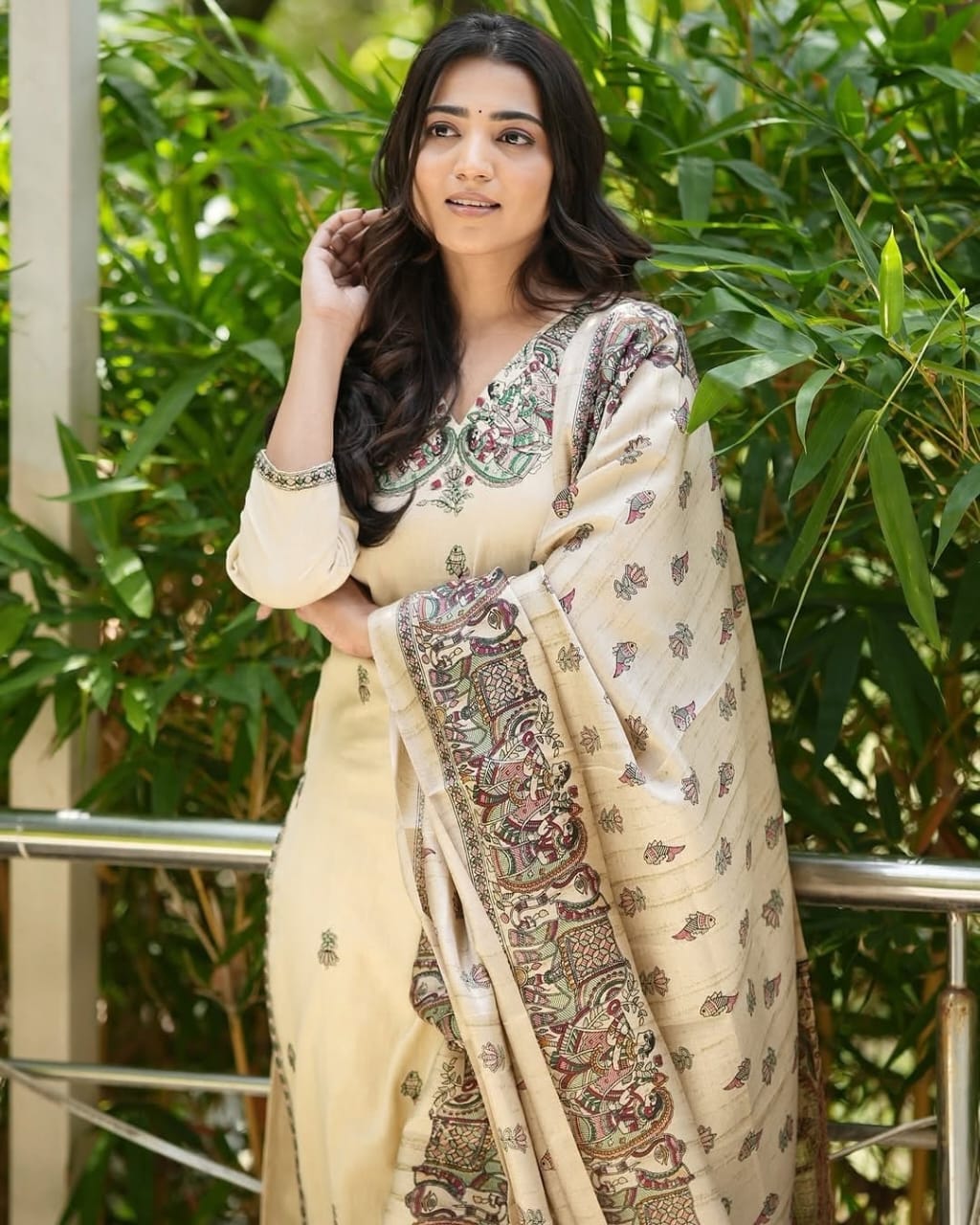 Look straight out of a dreMakes an enticing appearance at traditional events by wearing this handloom cotton kurta pant and khadi silk Dupatta set.(WARED72)