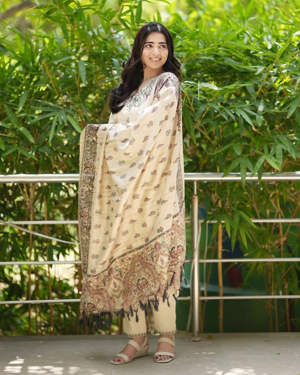 Look straight out of a dreMakes an enticing appearance at traditional events by wearing this handloom cotton kurta pant and khadi silk Dupatta set.(WARED72)