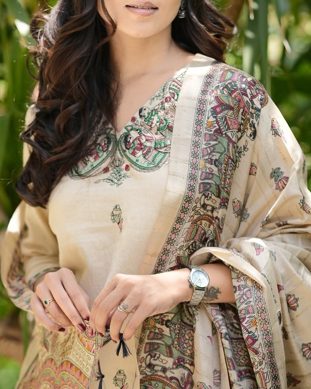 Look straight out of a dreMakes an enticing appearance at traditional events by wearing this handloom cotton kurta pant and khadi silk Dupatta set.(WARED72)