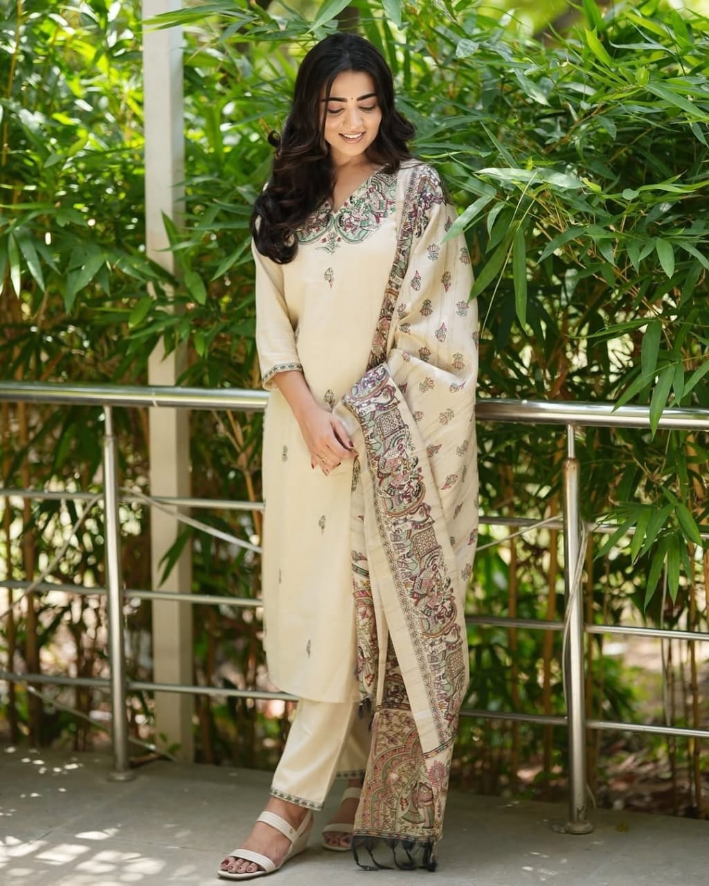 Look straight out of a dreMakes an enticing appearance at traditional events by wearing this handloom cotton kurta pant and khadi silk Dupatta set.(WARED72)