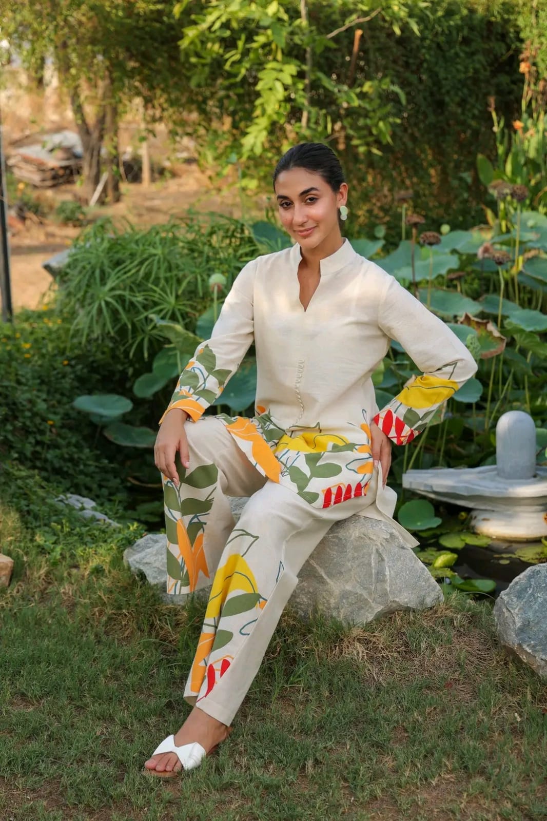 Look straight out of a dreMakes an enticing appearance at traditional events by wearing this handloom cotton kurta pant and Dupatta set(SWCD62)