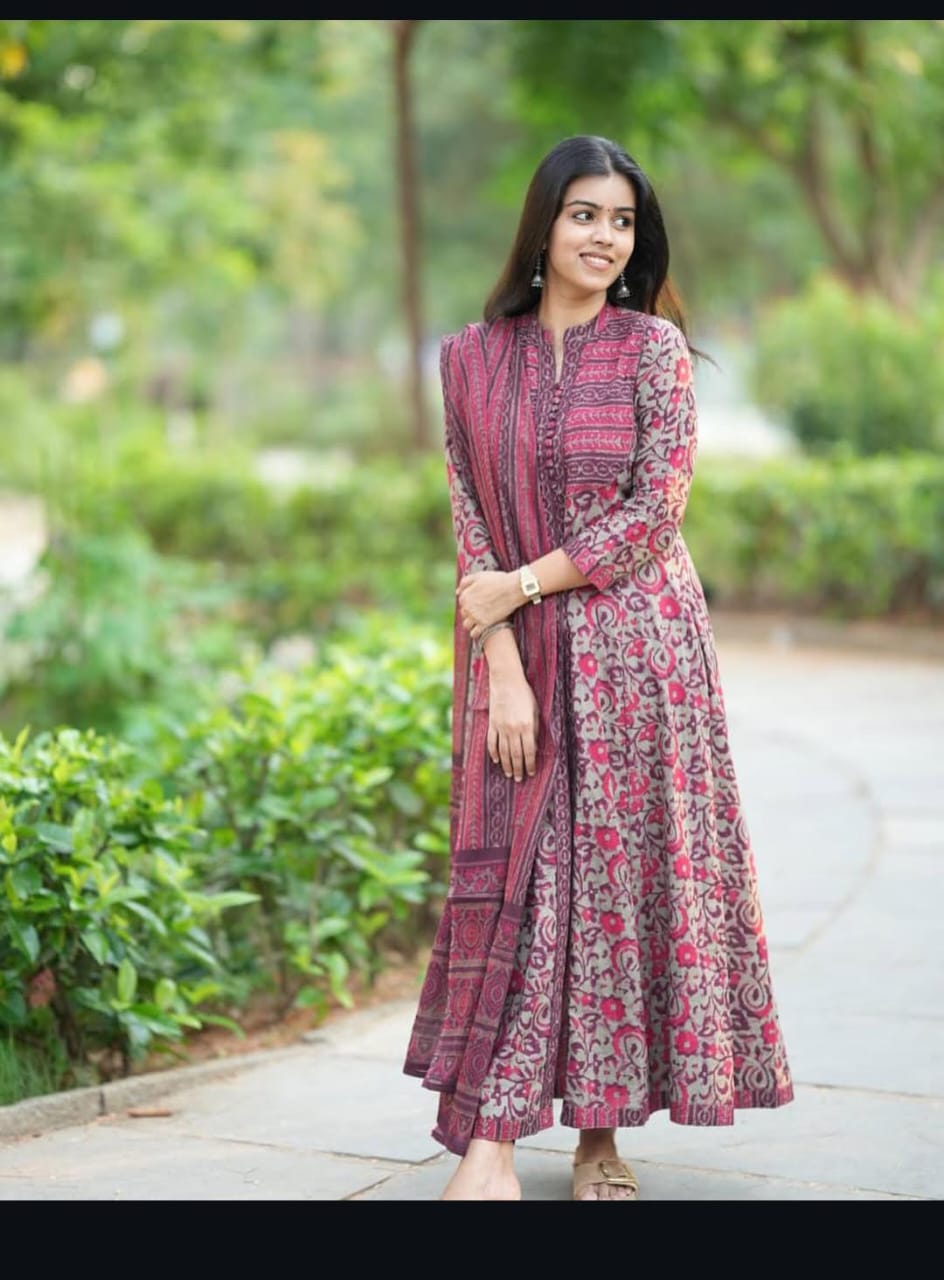 Look straight out of a dreamy movie set as you turn around and walk in this elegant flaired suit ! The perfect of traditional wear(WARED41)
