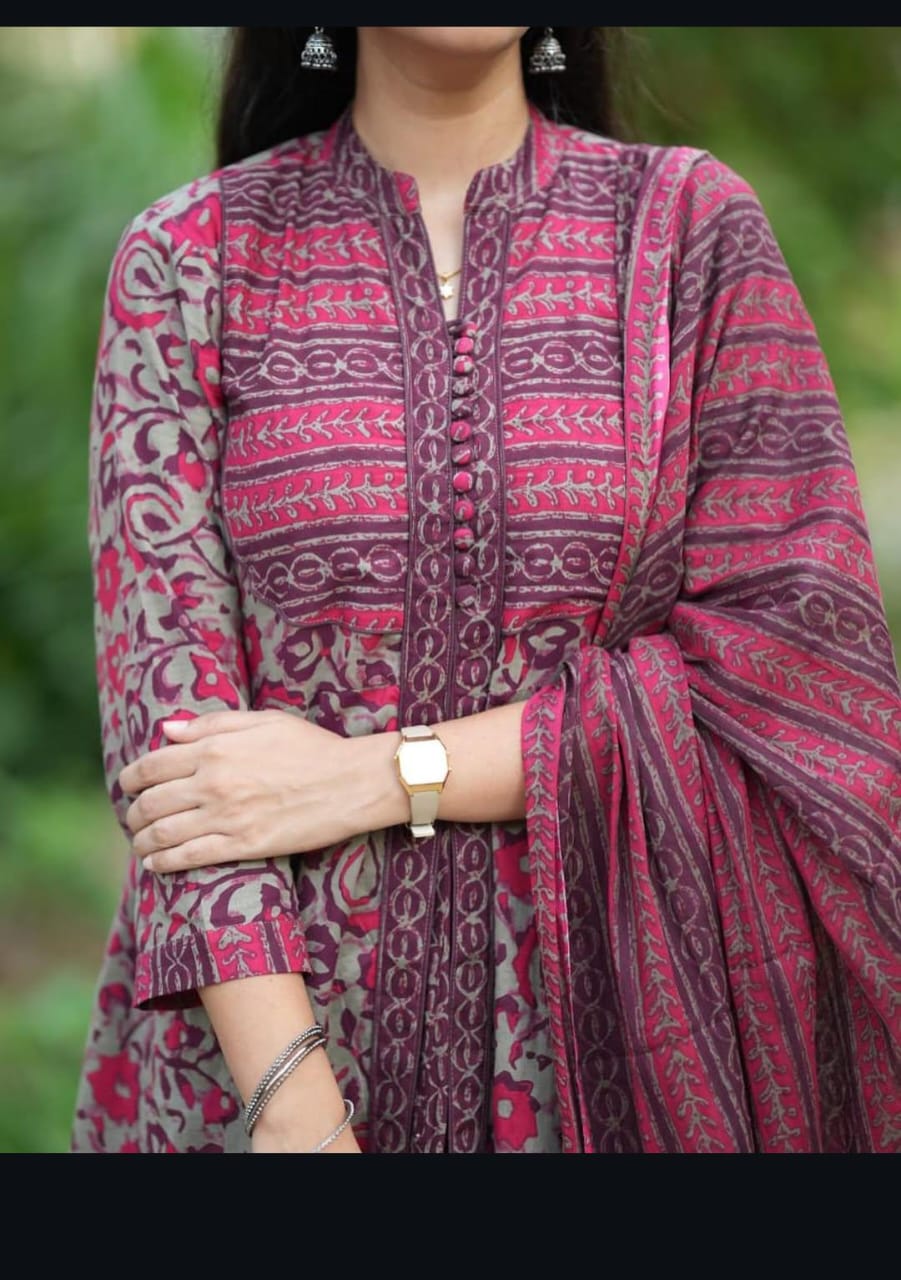 Look straight out of a dreamy movie set as you turn around and walk in this elegant flaired suit ! The perfect of traditional wear(WARED41)