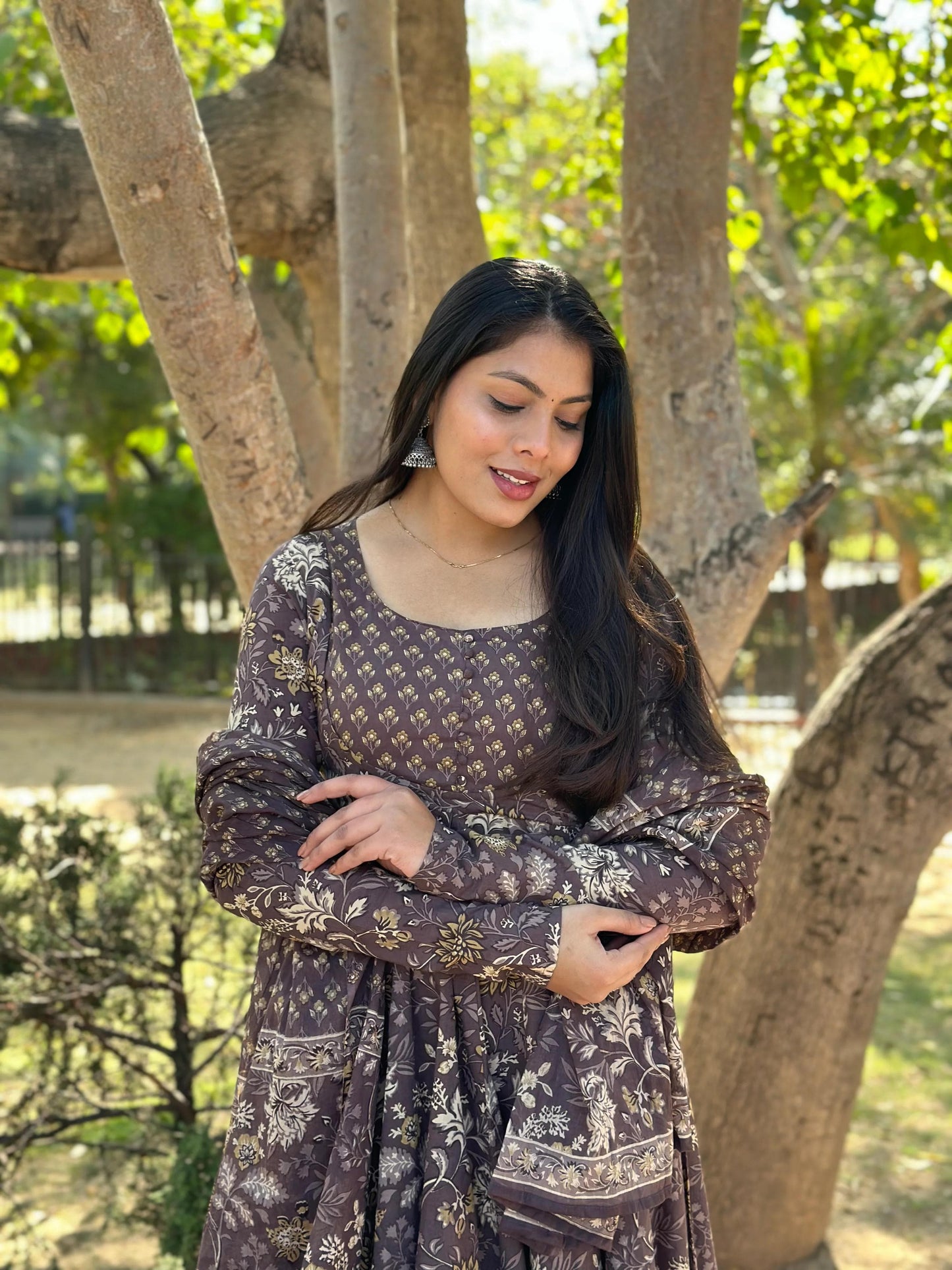 Look straight out of a dreamy movie set as you turn around and walk in this elegant flaired suit ! The perfect of traditional wear (WARED107)