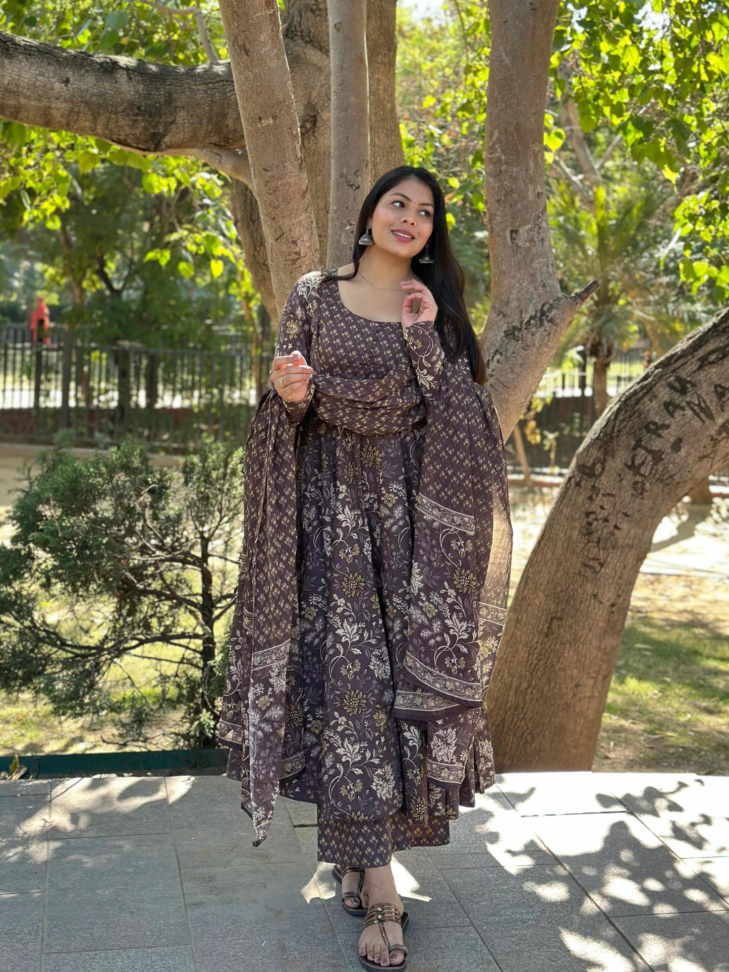 Look straight out of a dreamy movie set as you turn around and walk in this elegant flaired suit ! The perfect of traditional wear (WARED107)