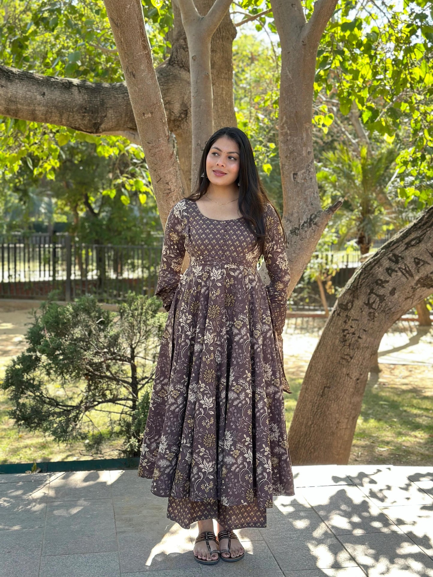 Look straight out of a dreamy movie set as you turn around and walk in this elegant flaired suit ! The perfect of traditional wear (WARED107)