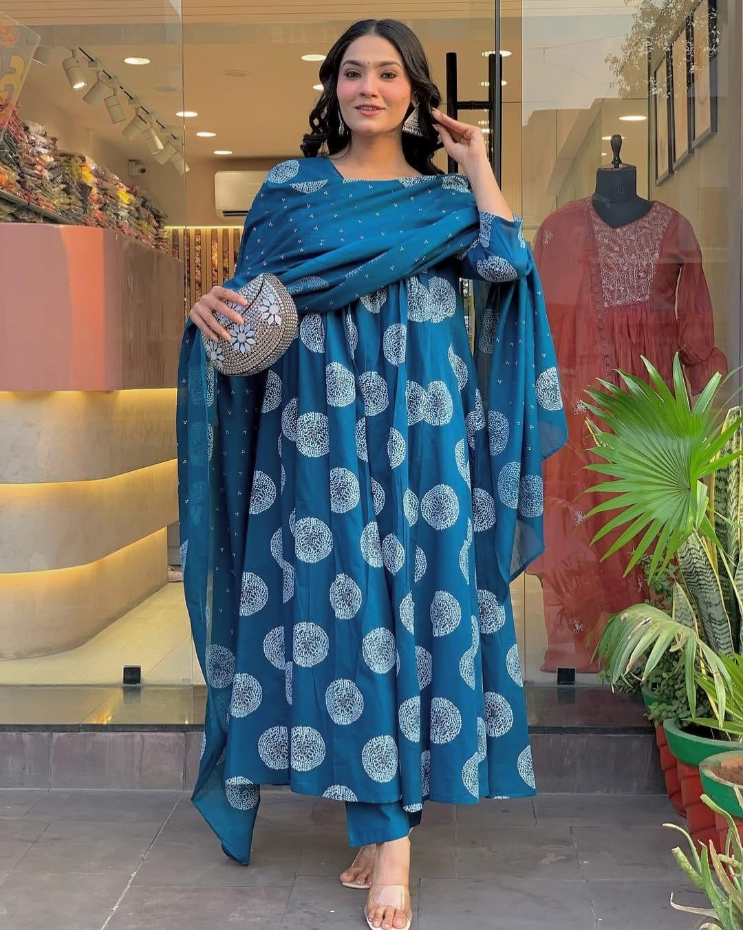 Look straight out of a dreamy movie set as you turn around and walk in this elegant flaired suit ! The perfect of traditional wear(WARED379)