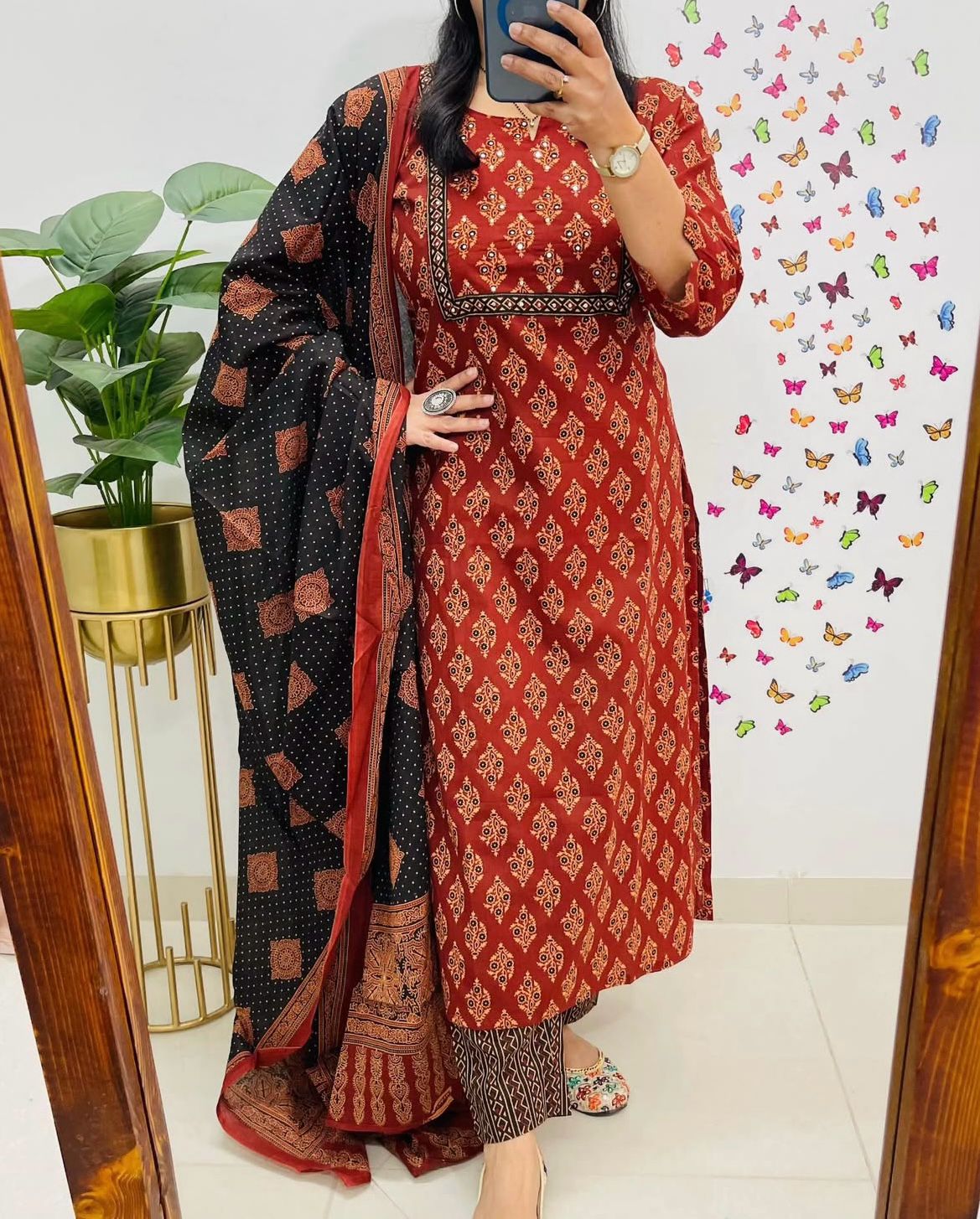 Look straight out of a dreamy movie set as you turn around and walk in this elegant flaired suit (WARED422)