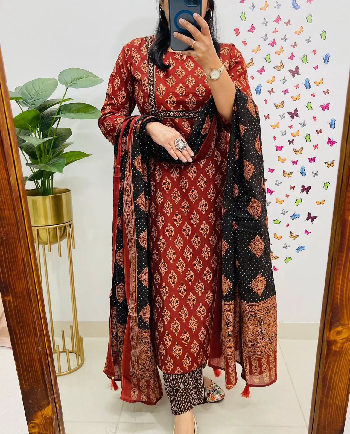 Look straight out of a dreamy movie set as you turn around and walk in this elegant flaired suit (WARED422)