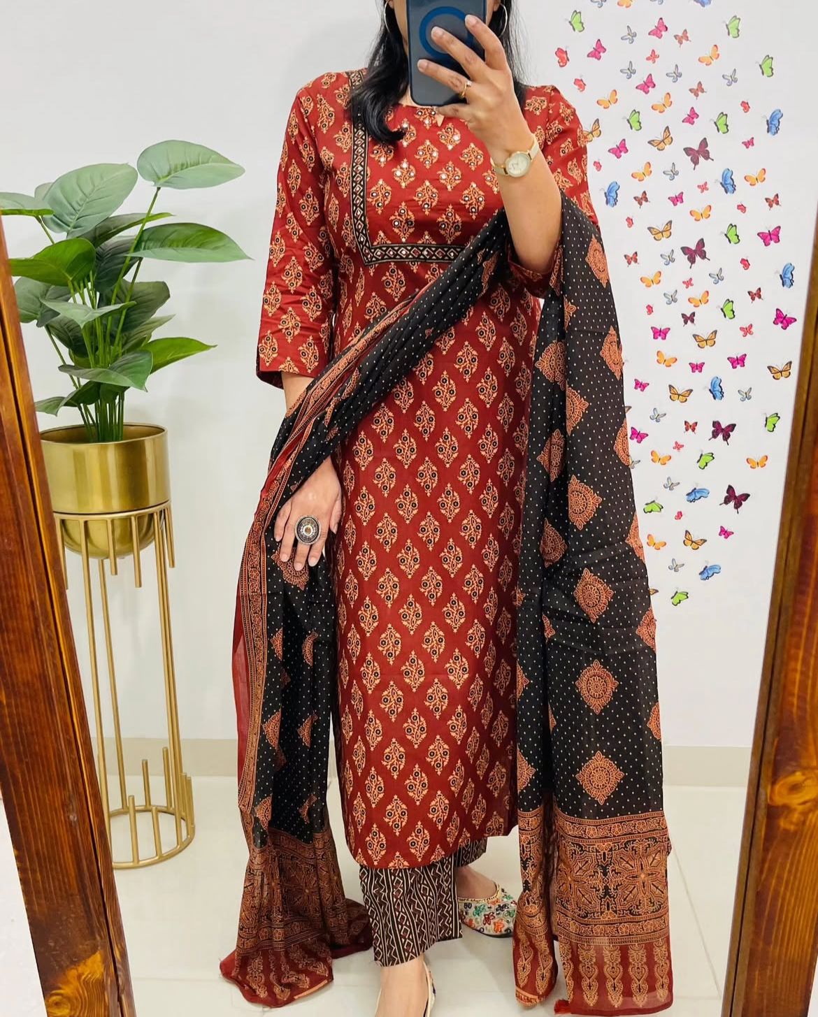 Look straight out of a dreamy movie set as you turn around and walk in this elegant flaired suit (WARED422)