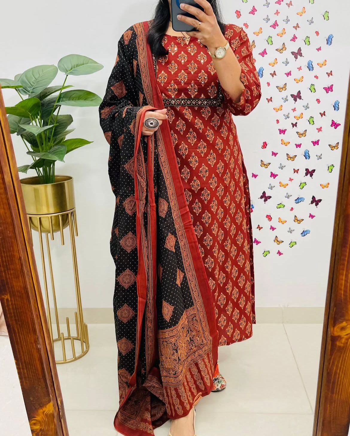 Look straight out of a dreamy movie set as you turn around and walk in this elegant flaired suit (WARED422)