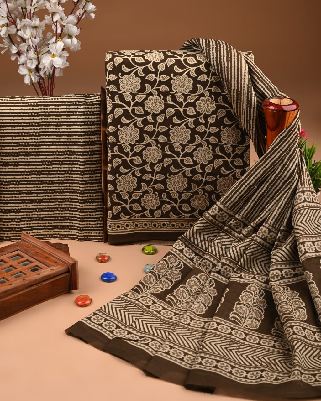 ELEGANT HAND BLOCK PRINT COTTON SUIT SET WITH MULMUL DUPATTA(WACOTMU04)