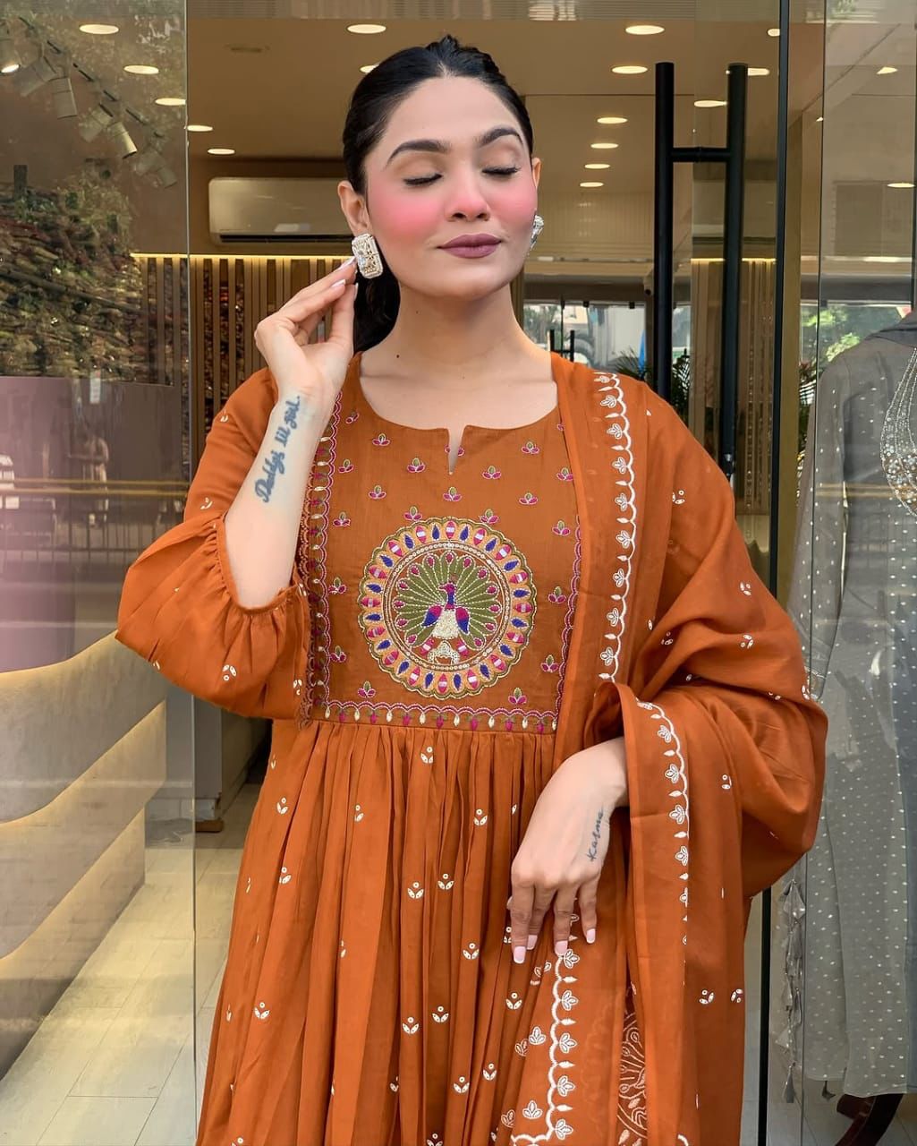 Look straight out of a dreamy movie set as you turn around and walk in this elegant flaired suit(WARED429)
