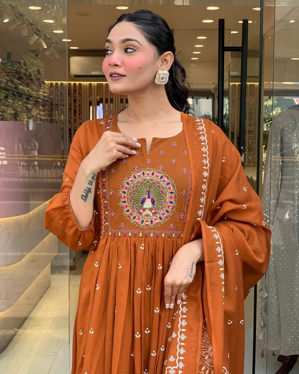 Look straight out of a dreamy movie set as you turn around and walk in this elegant flaired suit(WARED429)