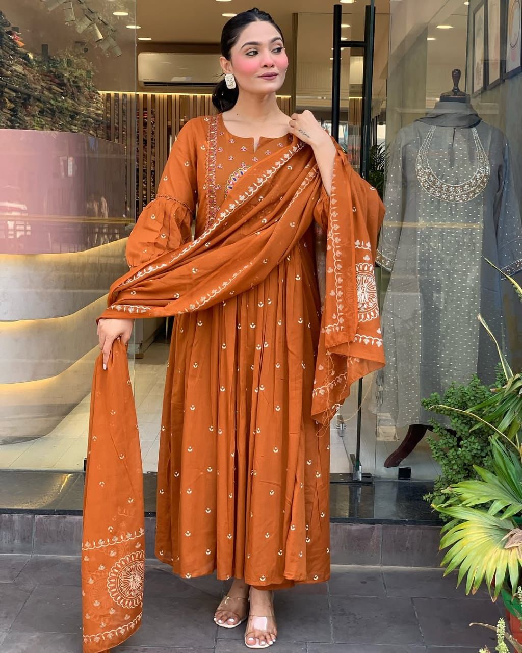 Look straight out of a dreamy movie set as you turn around and walk in this elegant flaired suit(WARED429)
