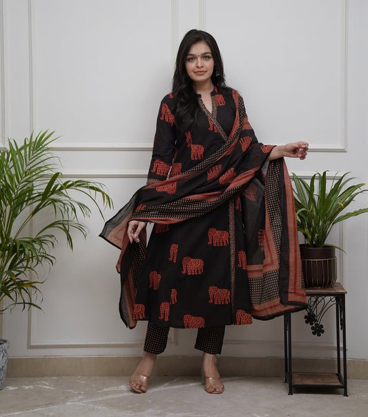 Featuring beautiful Heavy Suit Set which is beautifully decorated with handwork weaving and prints. It i paired with matching pants and dupatta. (WARED441)