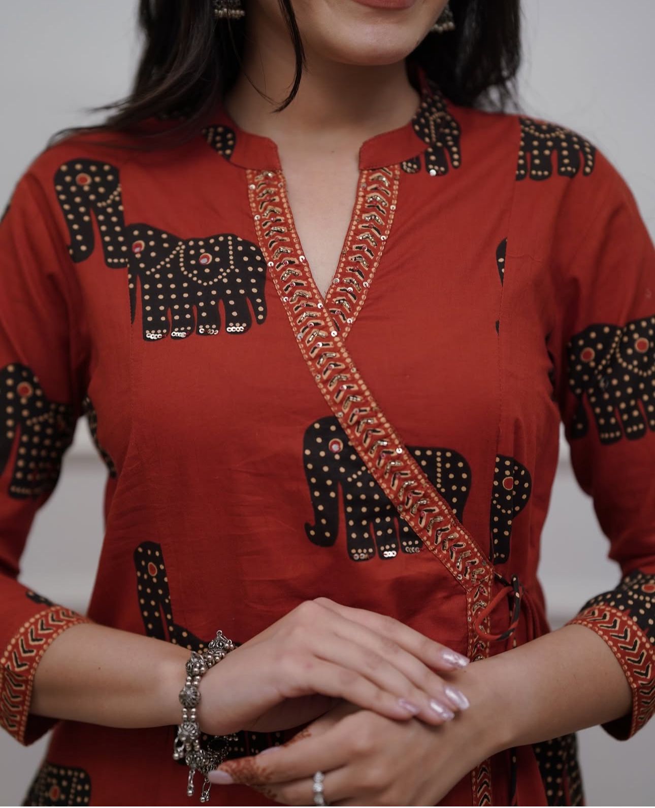 Featuring beautiful Heavy Suit Set which is beautifully decorated with handwork weaving and prints. It i paired with matching pants and dupatta (WARED442)