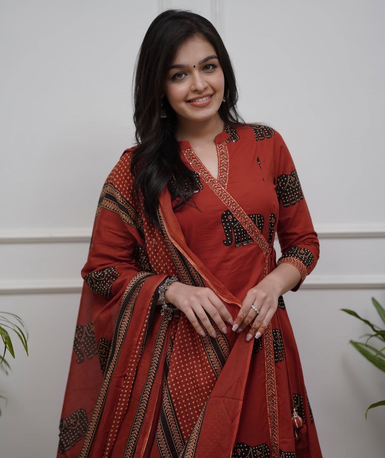 Featuring beautiful Heavy Suit Set which is beautifully decorated with handwork weaving and prints. It i paired with matching pants and dupatta (WARED442)