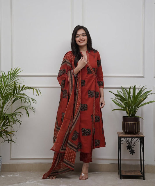 Featuring beautiful Heavy Suit Set which is beautifully decorated with handwork weaving and prints. It i paired with matching pants and dupatta (WARED442)